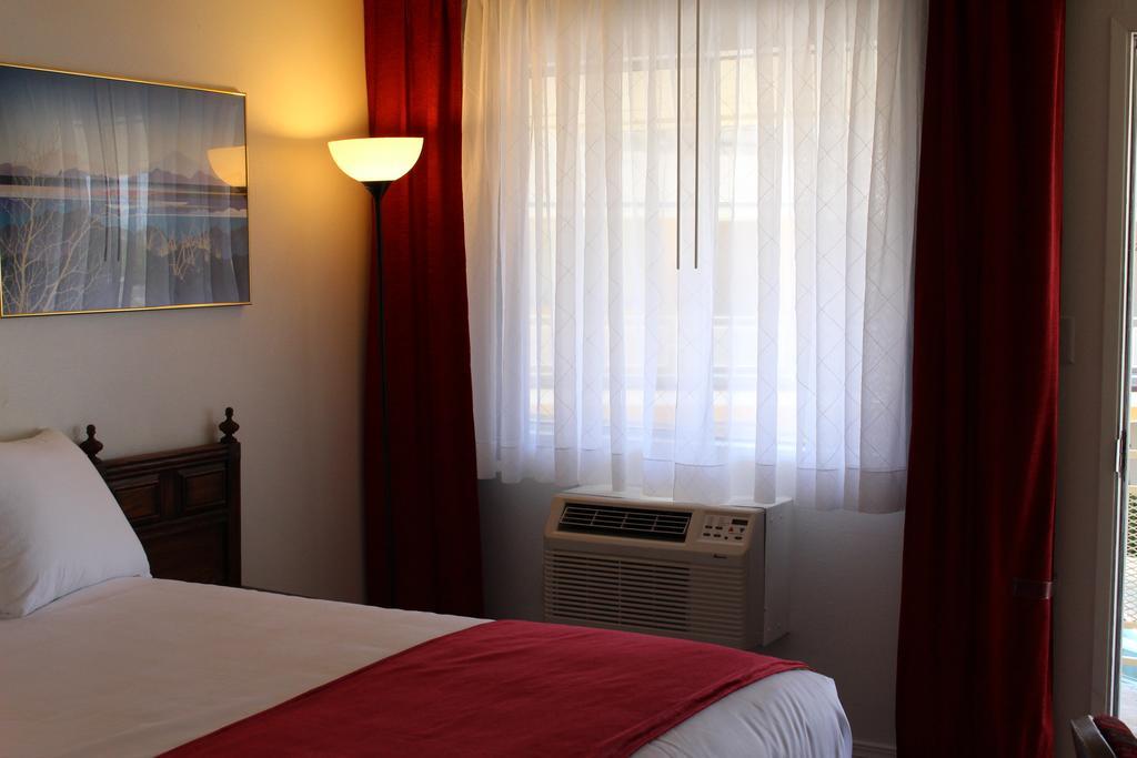 Sovana Inn Medford Room photo