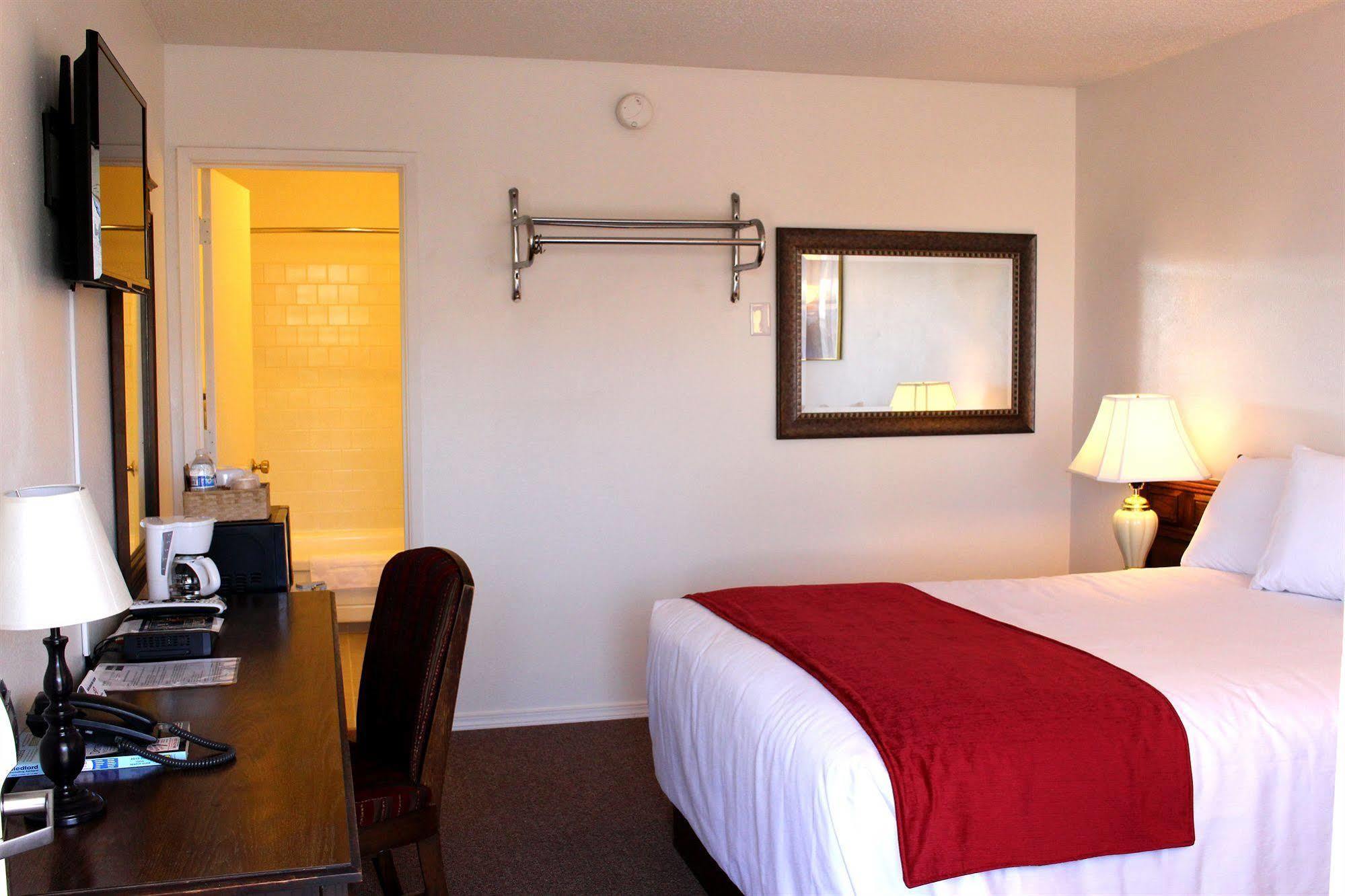 Sovana Inn Medford Exterior photo